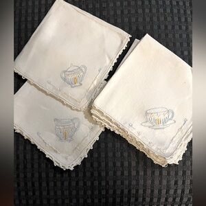 Gorgeous vintage linen tea napkin set.